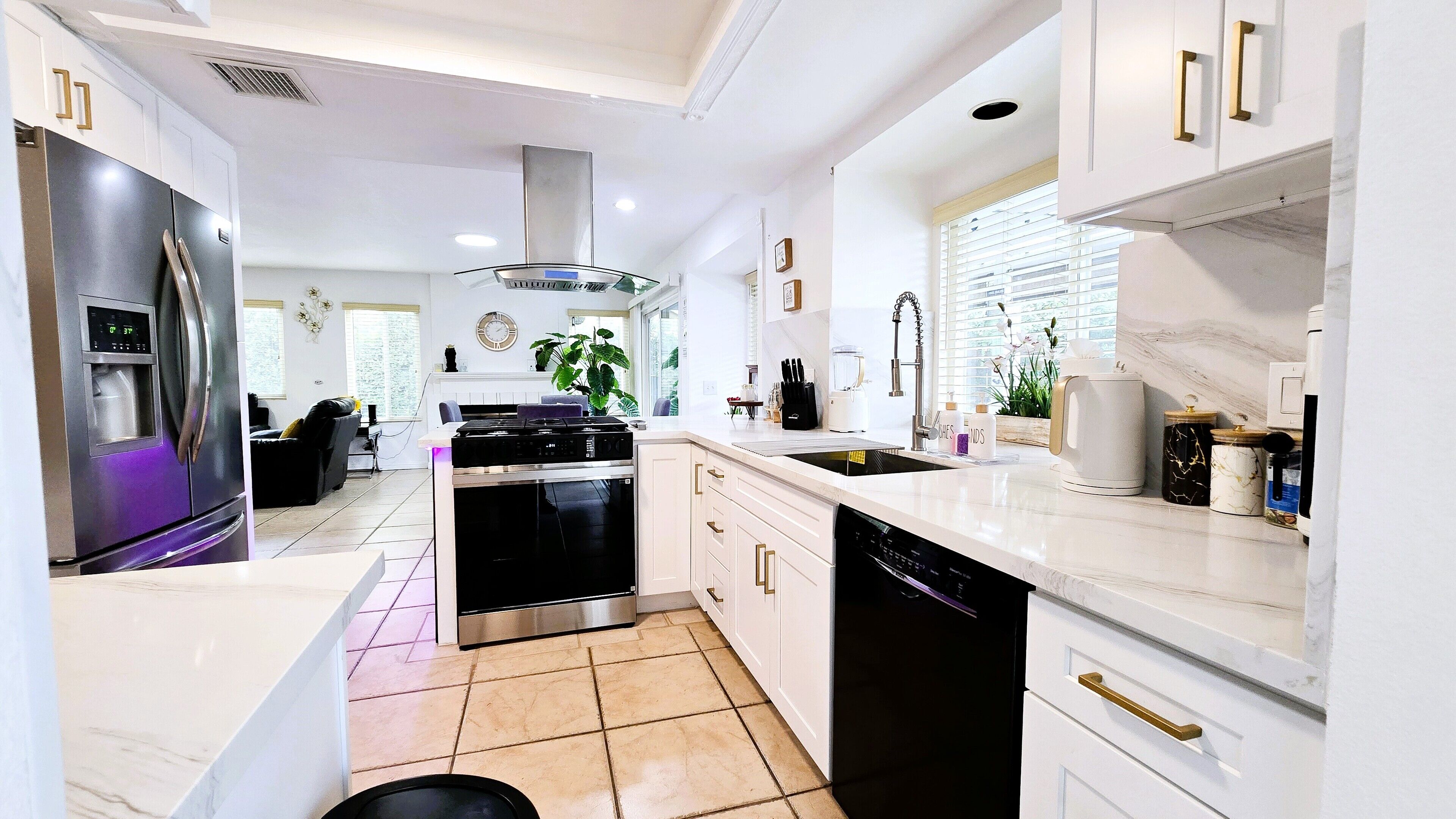 冷蔵庫、電子レンジ、オーブン、コンロ