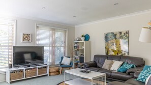 TV, DVD player, books - The Lakehouse Cudmirrah (Cudmirrah)