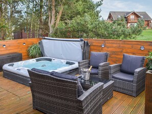 Outdoor spa tub - 2 bedroom accommodation in Felton near Morpeth (Felton near Morpeth)