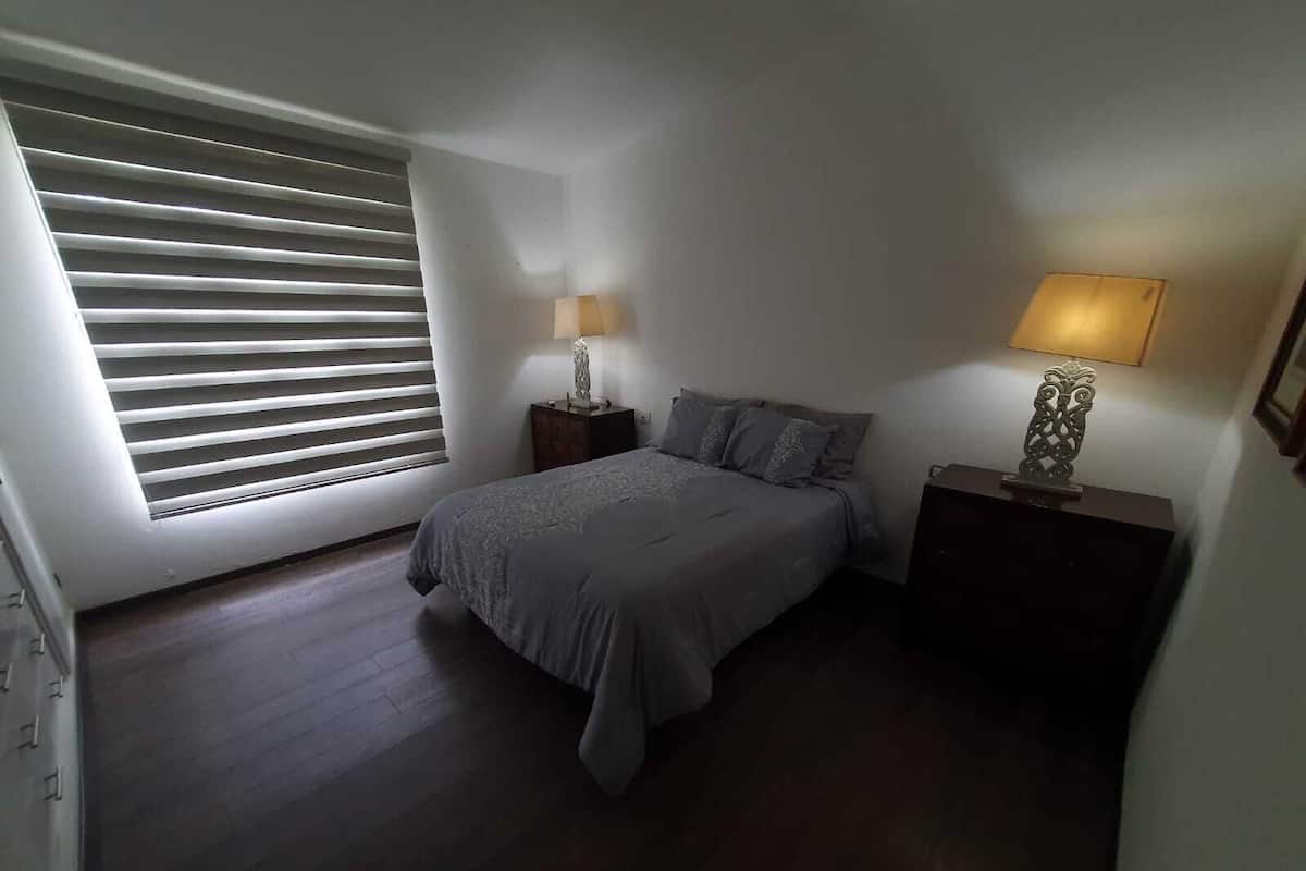 Habitación cuádruple estándar | Tabla de planchar con plancha, wifi gratis y ropa de cama