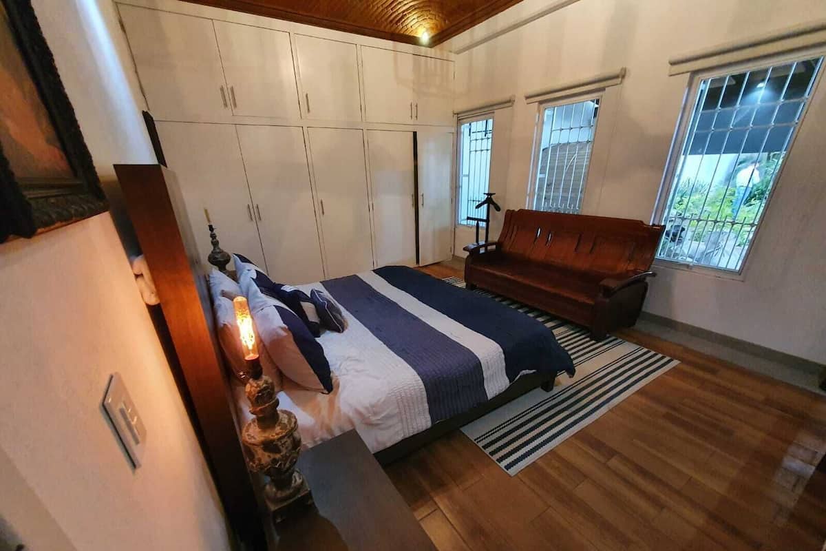 Tabla de planchar con plancha, wifi gratis y ropa de cama