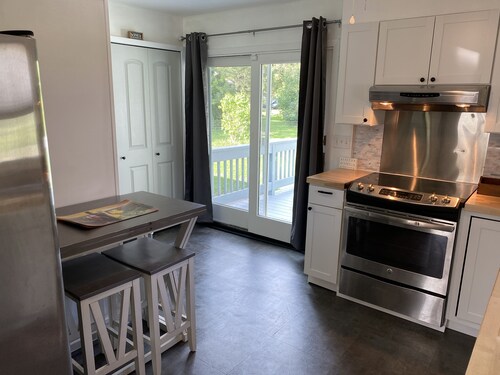 Cheerful 2 Bedroom House with off street parking