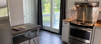 Cheerful 2 Bedroom House with off street parking