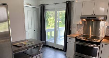 Cheerful 2 Bedroom House with off street parking