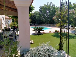 A pool area with a clear view of the pool, green lawn, and surrounding trees. - Luxury villa with a SWIMMING POOL, air conditioning, near the LAKE and the SEA (Montauroux)