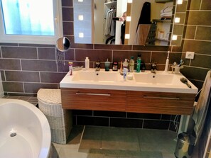 A bathroom with a double sink vanity, a large mirror, and a bathtub. - Luxury villa with a SWIMMING POOL, air conditioning, near the LAKE and the SEA (Montauroux)