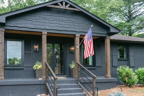 Exterior detail - Stylish private home, 1 mile from Historic Downtown Franklin, TN (Franklin)
