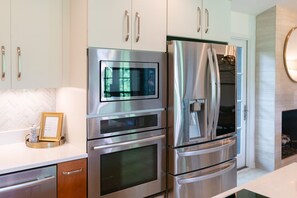 Fridge, microwave, oven, stovetop - Stylish private home, 1 mile from Historic Downtown Franklin, TN (Franklin)