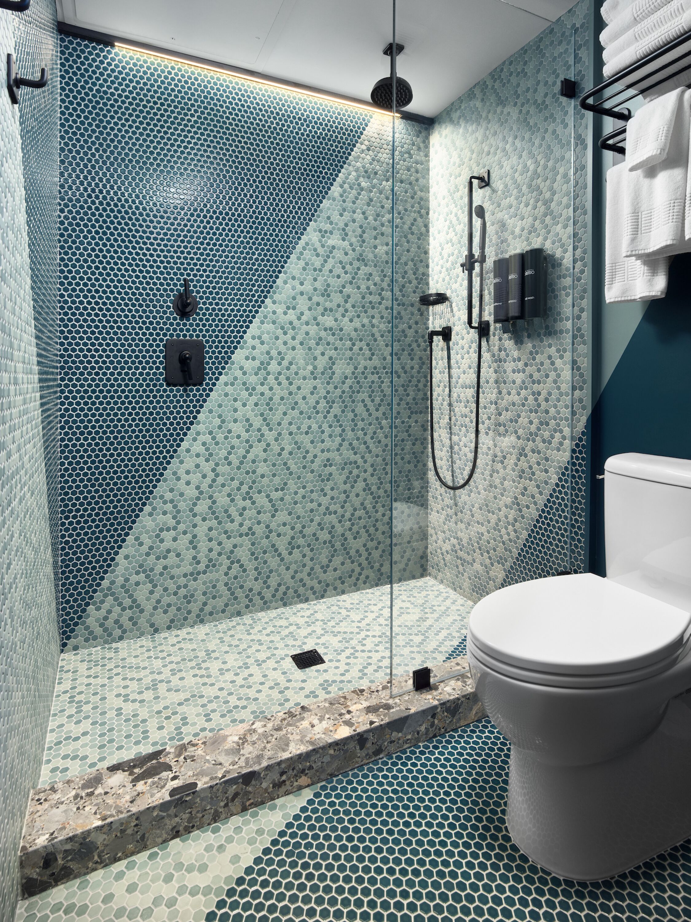 Classic-Zimmer (Self Check-in with Virtual Front Desk) | Badezimmer | Dusche, Regendusche, Designer-Toilettenartikel, Haartrockner