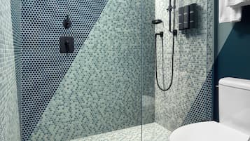 Classic-Zimmer (Self Check-in with Virtual Front Desk) | Badezimmer | Dusche, Regendusche, Designer-Toilettenartikel, Haartrockner