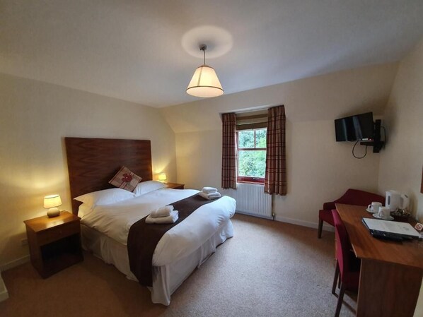 سرير سفر وواي فاي مجانًا وملاءات أسرّة