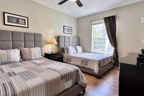 4 habitaciones, tabla de planchar con plancha, cuna de viaje y wifi 