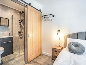 4 bedrooms, free WiFi, bed sheets - Picked for its tranquil location, private hot tub and views over the meadows. (Gelli, near Narberth)