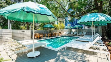 Piscina a l'aire lliure (horari: 08:00-21:00), para-sols i gandules