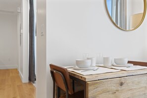 Superior-Suite | Essbereich im Zimmer