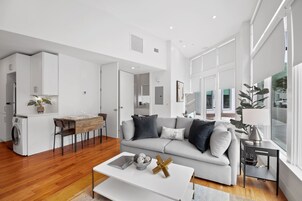 尊贵套房, 一层 | 起居区 | 55-英寸智能电视（配备数码频道）、电视、流媒体服务