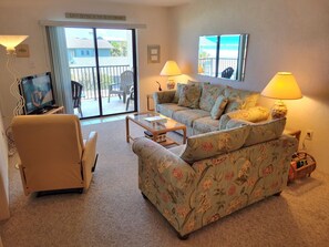 Smart TV, DVD player, books - 309 - 2 Bedroom Ocean View (New Smyrna Beach)