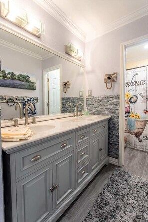 Duschwanne, Haartrockner, Handtücher, Seife