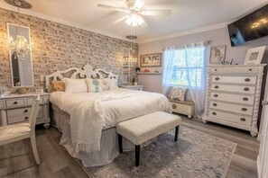 2 Schlafzimmer, Schreibtisch, Bügeleisen/Bügelbrett, Reisekinderbett