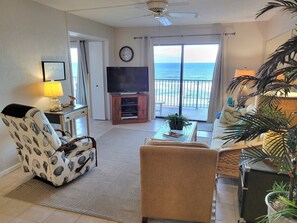 Smart-TV, DVD-spiller og bøker