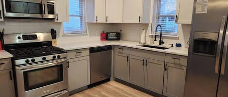 Refrigerador, microondas, horno y parrilla de estufa