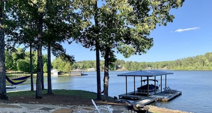 Renovated Cabin on 300 ft Waterfront (Pet Friendly)