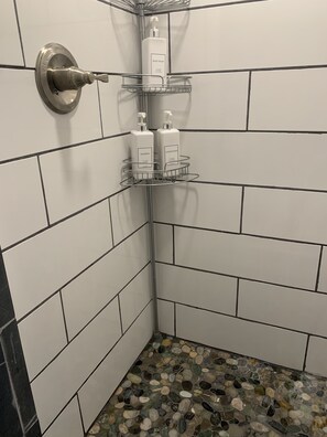 Een douche, handdoeken, zeep, shampoo