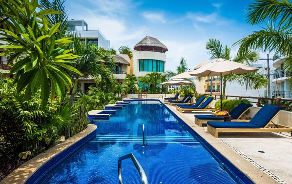 Alberca al aire libre y alberca climatizada