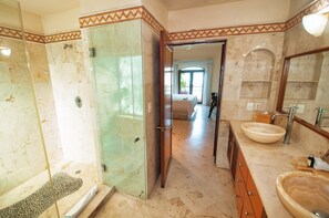 Combinazione doccia/vasca, asciugacapelli, asciugamani, sapone