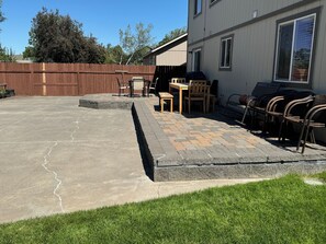 Outdoor dining - Group Fun - 7 Separated Sleeping Areas! (Redmond)