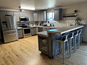 Fridge, microwave, oven, stovetop - Group Fun - 7 Separated Sleeping Areas! (Redmond)