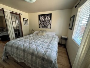 7 bedrooms, desk, iron/ironing board, travel cot