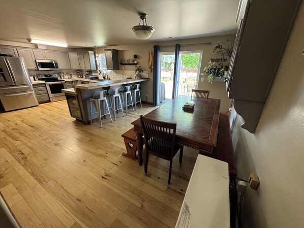 Dining - Group Fun - 7 Separated Sleeping Areas! (Redmond)