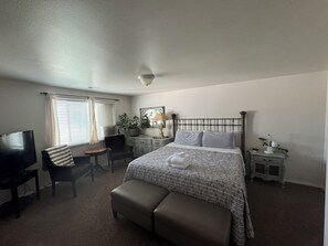 7 Schlafzimmer, Schreibtisch, Bügeleisen/Bügelbrett, Reisekinderbett