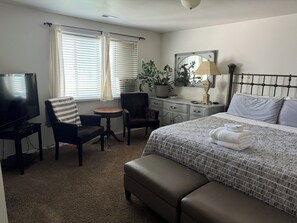 7 bedrooms, desk, iron/ironing board, travel crib - Group Fun - 7 Separated Sleeping Areas! (Redmond)