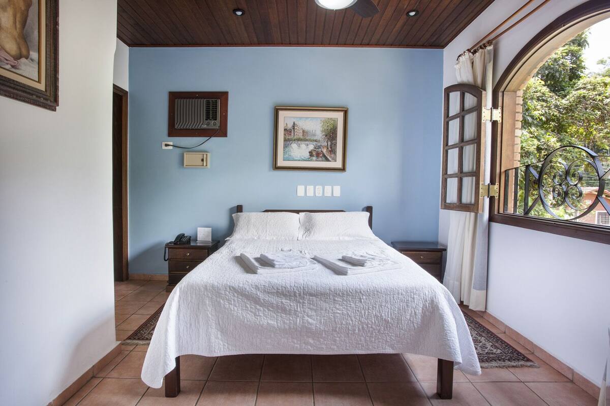 In-room safe, free WiFi, bed sheets