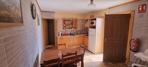 Réfrigérateur, micro-ondes, plaque de cuisson, cafetière/bouilloire