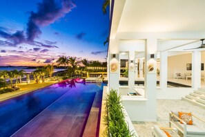 Una piscina techada, una piscina al aire libre