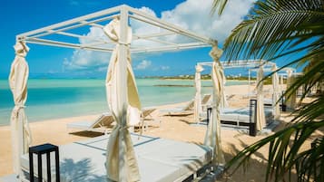 Plage, chaises longues, parasols, serviettes de plage