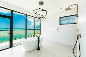 Baignoire, sèche-cheveux, bidet, serviettes fournies