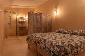 1 habitación, tabla de planchar con plancha y cuna de viaje 