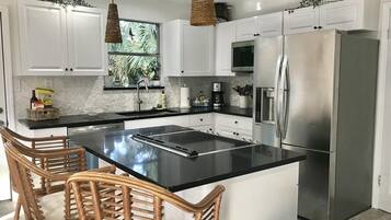 Réfrigérateur, micro-ondes, four, plaque de cuisson