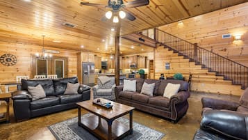 Smart TV, chimenea y libros