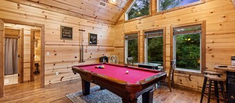 Blossom Belle Lodge: Central Hub | Luxury Family Cabin| Fire Pit | Hot Tub |Deck