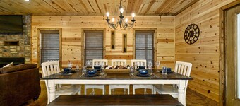 Blossom Belle Lodge: Central Hub | Luxury Family Cabin| Fire Pit | Hot Tub |Deck