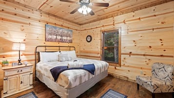 4 habitaciones, escritorio y tabla de planchar con plancha