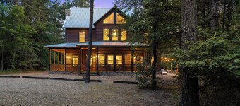Blossom Belle Lodge: Central Hub | Luxury Family Cabin| Fire Pit | Hot Tub |Deck