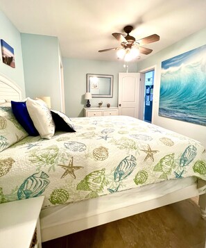 4 bedrooms, desk, iron/ironing board, free WiFi - RITA'S PARADISE 37.5' DOCK-ICE MAKER-Cabana Club-TIKI HUT-Screen Porch-Bait Frez (Key Colony Beach)