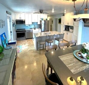 Fridge, microwave, oven, stovetop - RITA'S PARADISE 37.5' DOCK-ICE MAKER-Cabana Club-TIKI HUT-Screen Porch-Bait Frez (Key Colony Beach)