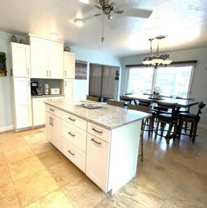 Fridge, microwave, oven, stovetop - RITA'S PARADISE 37.5' DOCK-ICE MAKER-Cabana Club-TIKI HUT-Screen Porch-Bait Frez (Key Colony Beach)